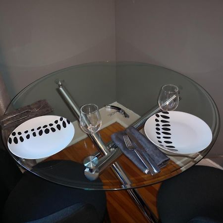 Room With King Bed In Shared 3 Bedroom Downtown Montreal Exterior foto